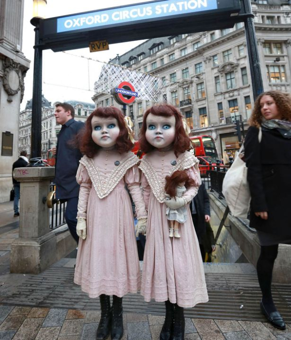 Two-life-size-Victorian-style-dolls-shocked-Londoners-this-morning