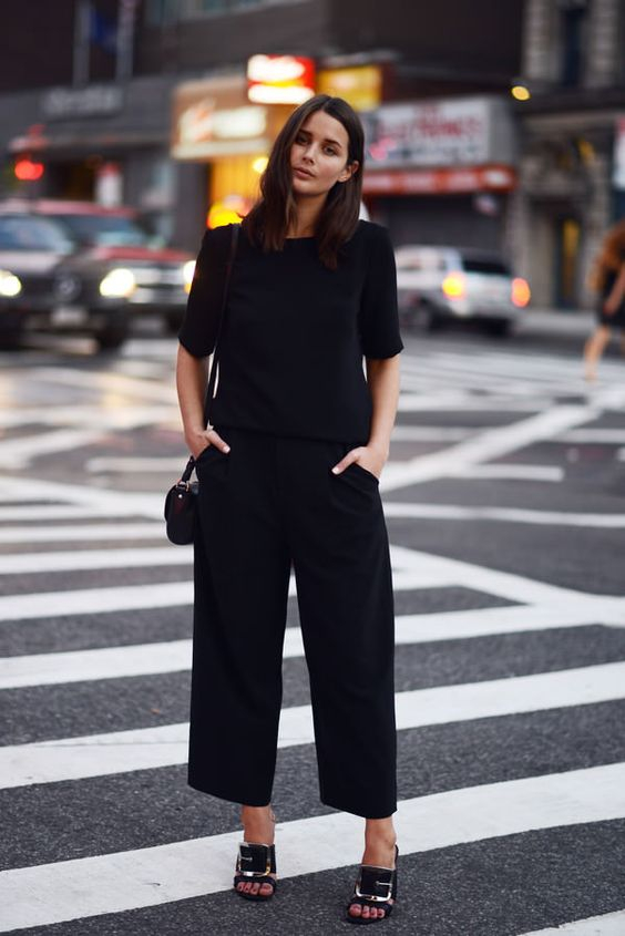 Τα παντελόνια culottes όμως μπορούν να δημιουργήσουν ιδιαίτερο statement, καθώς συνδυάζουν δύο stylish στοιχεία, το flared και cropped τελείωμα.