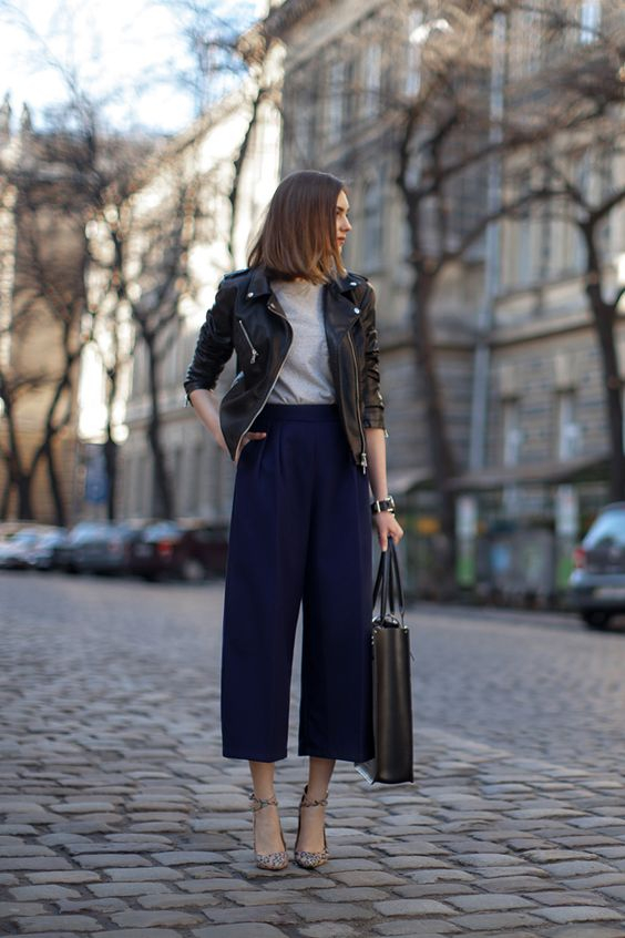Τα παντελόνια culottes όμως μπορούν να δημιουργήσουν ιδιαίτερο statement, καθώς συνδυάζουν δύο stylish στοιχεία, το flared και cropped τελείωμα.