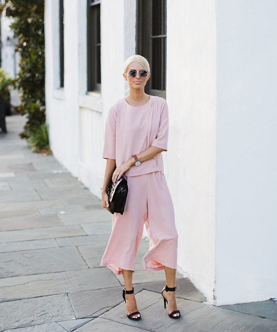 Τα παντελόνια culottes όμως μπορούν να δημιουργήσουν ιδιαίτερο statement, καθώς συνδυάζουν δύο stylish στοιχεία, το flared και cropped τελείωμα.