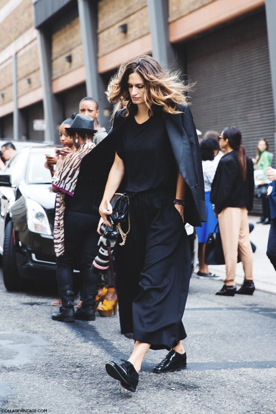 Τα παντελόνια culottes όμως μπορούν να δημιουργήσουν ιδιαίτερο statement, καθώς συνδυάζουν δύο stylish στοιχεία, το flared και cropped τελείωμα.