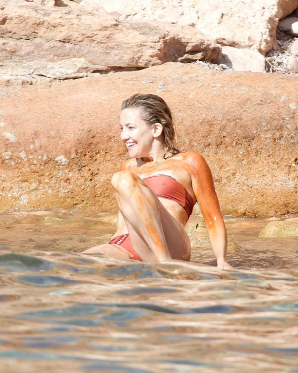 FAMEFLYNET-Kate-Hudson-Gets-Covered-In-Lotion-On-The-Beach-In-Ibiza