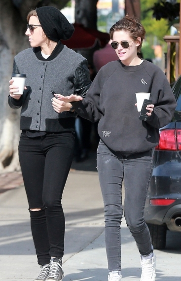 kristen-stewart-spends-sunday-smiling-with-bff-alicia-cargile-05