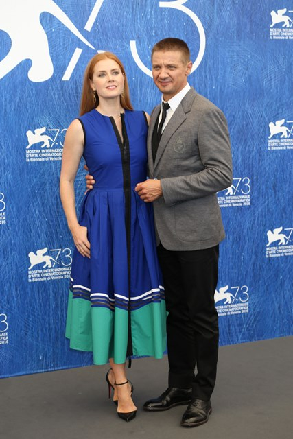 Amy Adams and actro Jeremy Renner