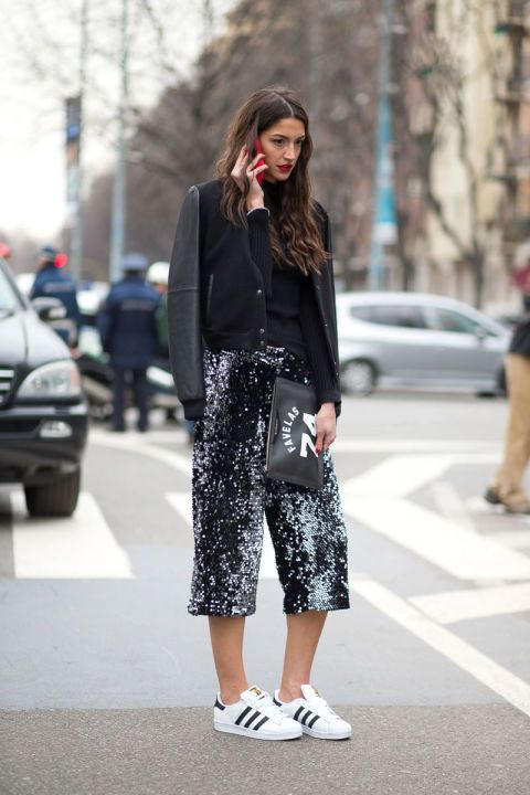 Ένα παντελόνι τύπου culottes θα κάνει το total black σύνολό σας πολύ πιο λαμπερό. 