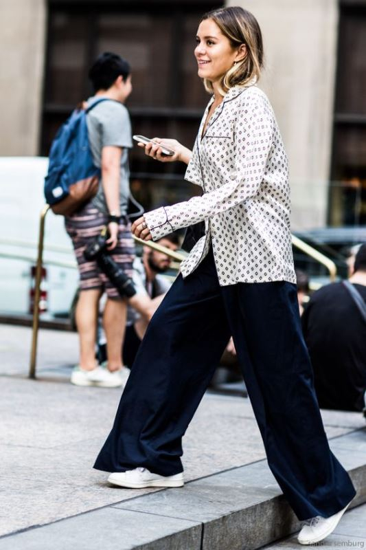 Η πολυτελής υφή του σατέν το κάνει την τέλεια λύση για σύνολα που αποπνέουν αισθησιασμό και φινέτσα, ακόμα και το πρωί.