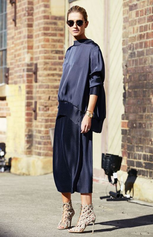 Η πολυτελής υφή του σατέν το κάνει την τέλεια λύση για σύνολα που αποπνέουν αισθησιασμό και φινέτσα, ακόμα και το πρωί.