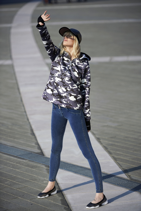  D.I.W.O.® Curve hoodie σε militaire στυλ & denim WR.UP ® παντελόνι: Όταν δύο κορυφαίες τάσεις της σεζόν συνδυάζονται σε ένα μόνο outfit, τίποτα δεν μπορεί να σας σταματήσει από το να είστε εσείς το no1 fashion icon! 