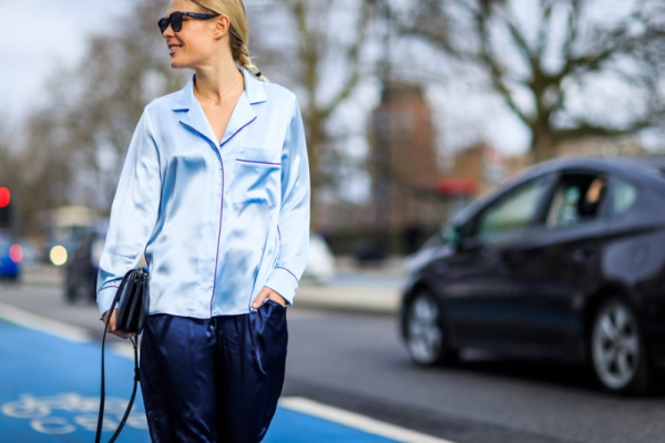 Η πολυτελής υφή του σατέν το κάνει την τέλεια λύση για σύνολα που αποπνέουν αισθησιασμό και φινέτσα, ακόμα και το πρωί.