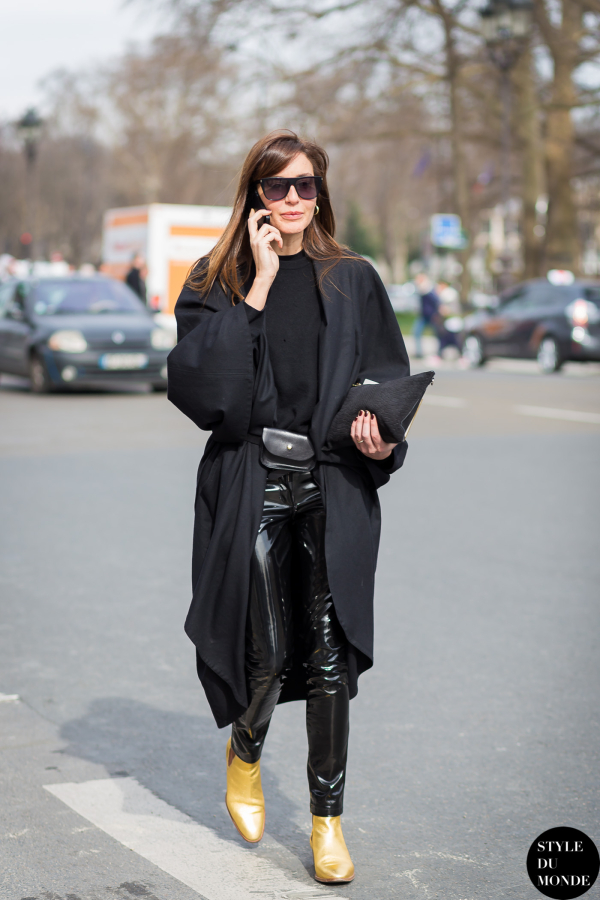 Φορέστε το βινύλ jacket σας με επίσης μαύρα κομμάτια για το πιο μοντέρνο total look.