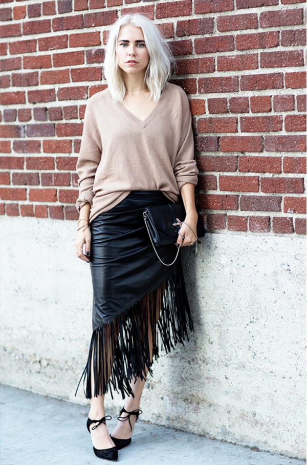 Μια leather skirt με κρόσια σε συνδυασμό με ένα κρεμ πουλόβερ είναι ό,τι πρέπει για ένα ωραίο office look. 