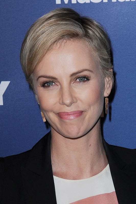 Charlize Theron με pixie haircut.