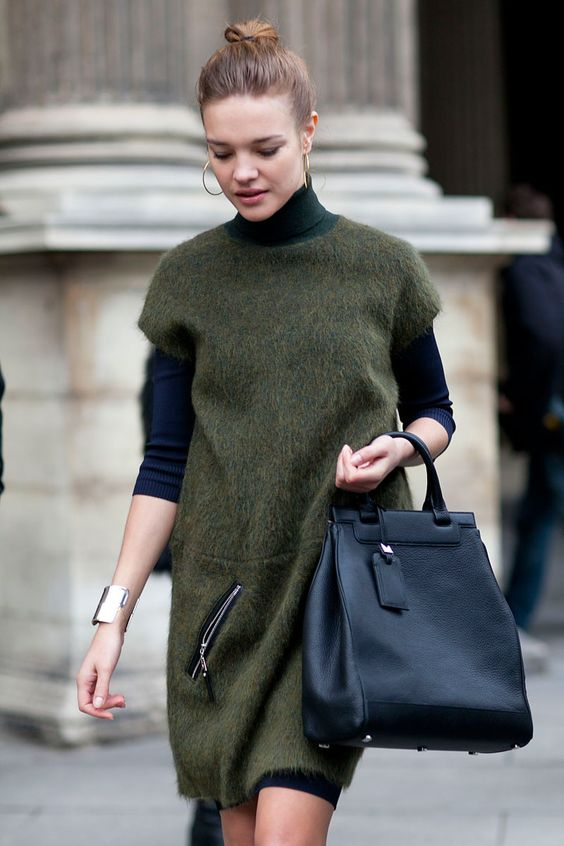 Οι χρυσοί κρίκοι μπορούν να αποτελέσουν μια ιδιαίτερα ωραία προσθήκη για διάφορα outfits, από εντελώς πρωινά και chic μέχρι μυστηριώδη βραδινά.