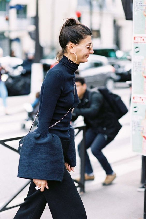 Οι χρυσοί κρίκοι μπορούν να αποτελέσουν μια ιδιαίτερα ωραία προσθήκη για διάφορα outfits, από εντελώς πρωινά και chic μέχρι μυστηριώδη βραδινά.