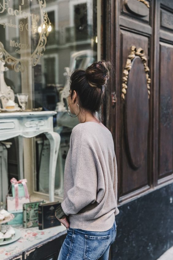 Οι χρυσοί κρίκοι μπορούν να αποτελέσουν μια ιδιαίτερα ωραία προσθήκη για διάφορα outfits, από εντελώς πρωινά και chic μέχρι μυστηριώδη βραδινά.