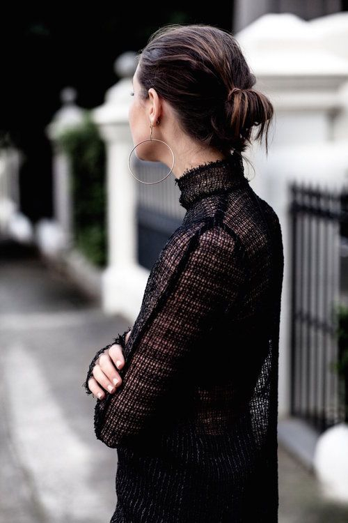 Οι χρυσοί κρίκοι μπορούν να αποτελέσουν μια ιδιαίτερα ωραία προσθήκη για διάφορα outfits, από εντελώς πρωινά και chic μέχρι μυστηριώδη βραδινά.