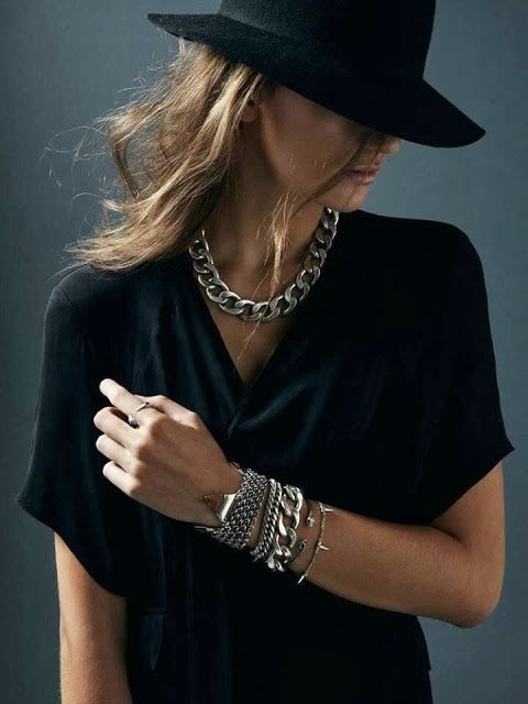 Όχι πολλά bold κομμάτια μαζί. Αρκούν 1-2 items για να δημιουργήσουν statement. Τα πολύ μεγάλα και έντονα, φορεμένα πολλά μαζί μόνο αρνητικό αποτέλεσμα έχουν.