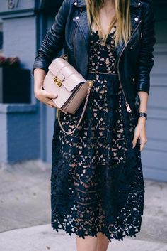 Στραφείτε στη δαντέλα. Είναι το πιο αριστοκρατικό ύφασμα, πόσο μάλλον όταν είναι και σε μαύρη απόχρωση. 