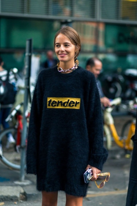 Προσθέστε ένα statement κόσμημα που θα του χαρίσει μια απαραίτητη θηλυκή νότα. 