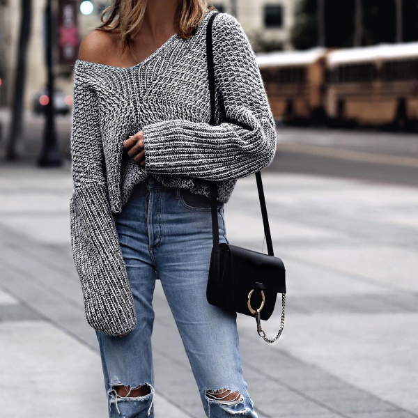 Ένα off the shoulders πουλόβερ είναι το πιο sexy κομμάτι για τα winter looks σας.
