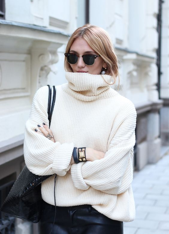 Ένα oversized κρεμ πουλόβερ είναι η πιο εύκολη και chic επιλογή που θα φτιάξει όλο το look σας.