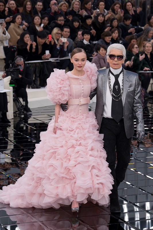 Το φινάλε του οίκου Chanel με τη Lily-Rose Depp και το ονειρικό νυφικό που φόρεσε.