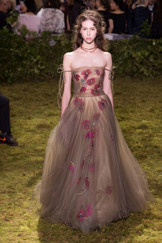Το haute couture ντεμπούτο της Maria Grazia Chiuri για τον Dior, γεμάτο αιθέρια φορέματα. 