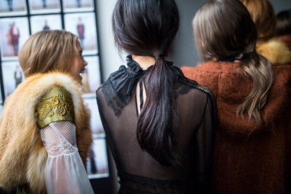 Loose ponytails, όπως τα είδαμε στο catwalk της Alberta Ferretti.