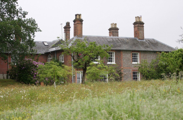 Bucklebury Manor. Οι γονείς της Kate αγόρασαν αυτή την εξοχική κατοικία, που αποτελείτε από επτά υπνοδωμάτια, γήπεδο τένις και πισίνα. Εκεί το βασιλικό ζευγάρι έζησε για λίγους μήνες με το πρώτο τους παιδί.