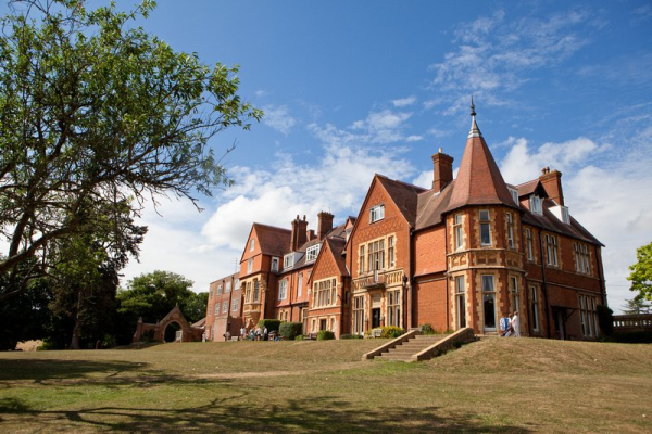 St Andrew’s School, Pangbourne. Η Kate σπούδασε σε αυτό το ιδιωτικό σχολείο, που βρίσκεται κοντά στο Pangbourne, Berkshire, για έξι χρόνια. Το 1991 σε αυτό το μέρος που η Κέιτ γνώρισε τον μέλλοντα σύζυγό της, Πρίγκιπα William.