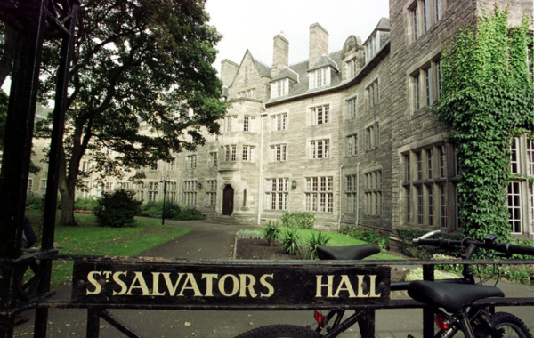 University of St. Andrews. Τον Σεπτέμβριο του 2001, η Kate σπούδασε σε αυτό το πανεπιστήμιο της Σκωτίας. Εκεί χρειάστηκε η ίδια να μείνει σε campus και να έχει συγκάτοικό της τον Πρίγκιππα William.