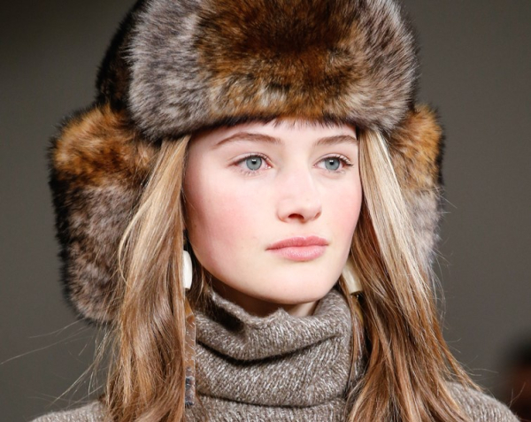 Ένα σκουφάκι με ψεύτικη γούνα θα σας κρατήσει ακόμα πιο ζεστές.