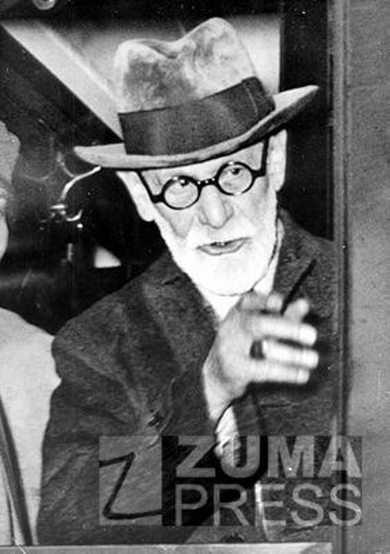 Ο διάσημος ψυχαναλυτής, Sigmund Freud άφησε την Αυστρία για το Λονδίνο με τη σύζυγό του μετά την εισβολή των Ναζί.