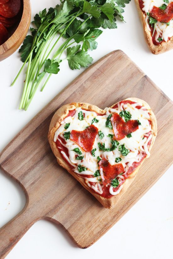 Επειδή ο έρωτας περνάει από το στομάχι, μια handmade  pizza σε σχήμα καρδιάς είναι ότι πρέπει.