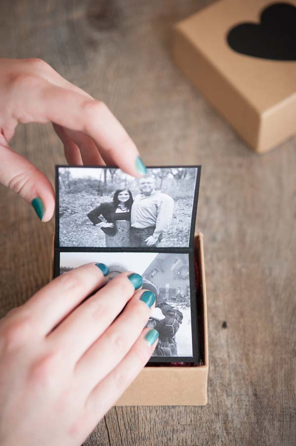 Φτιάξτε μια σειρά από ασπρόμαυρες φωτογραφίες σας και βάλτε τις σε ένα όμορφο κουτί.