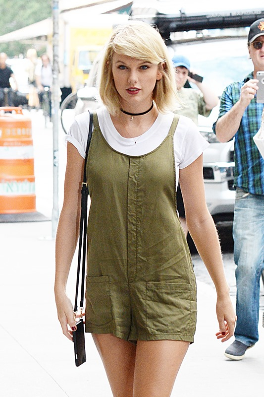 Η Taylor Swift το φοράει με T-shirt, δημιουργώντας ένα έξυπνο layering. 