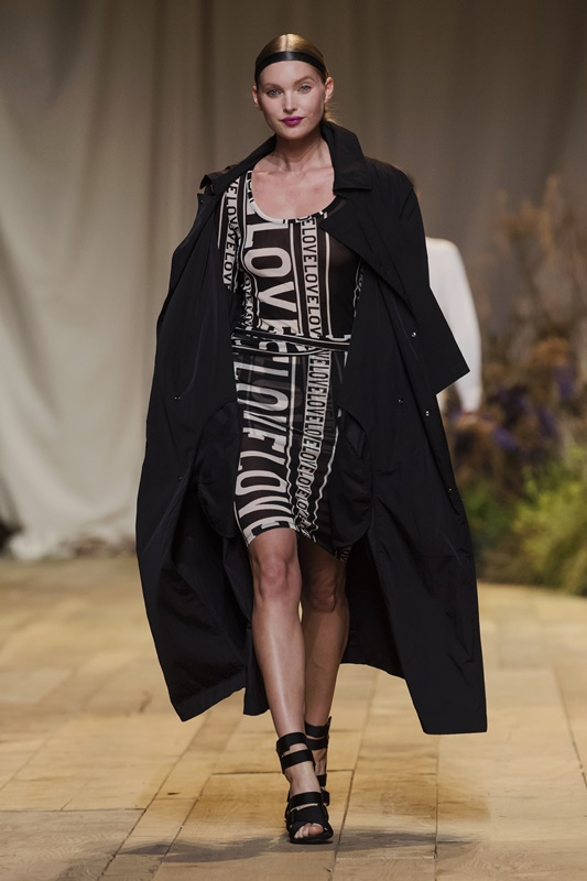 21-hm-studio-ss17-runway-elsa-hosk.jpg