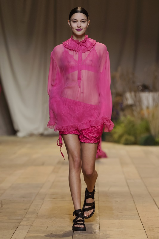31-hm-studio-ss17-runway-elizabeth-salt.jpg