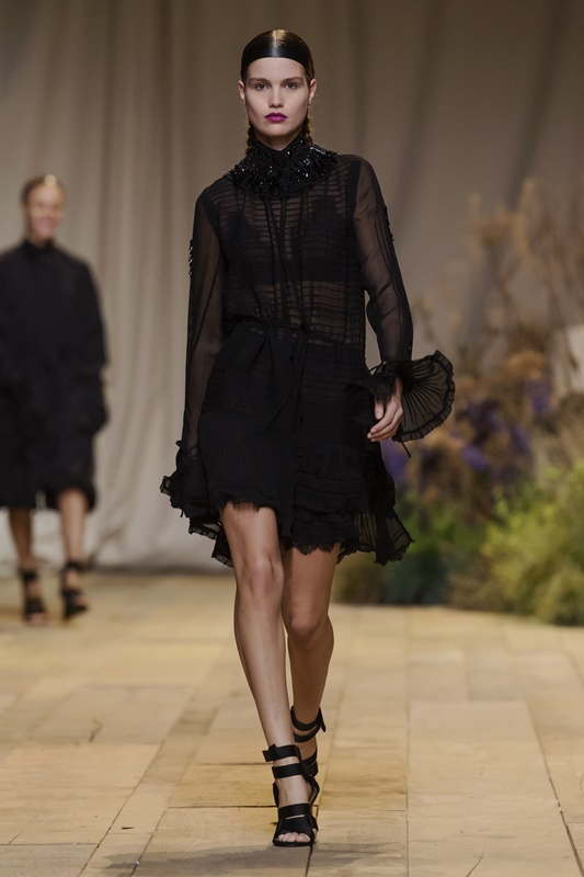 44-hm-studio-ss17-runway-luna-biji.jpg