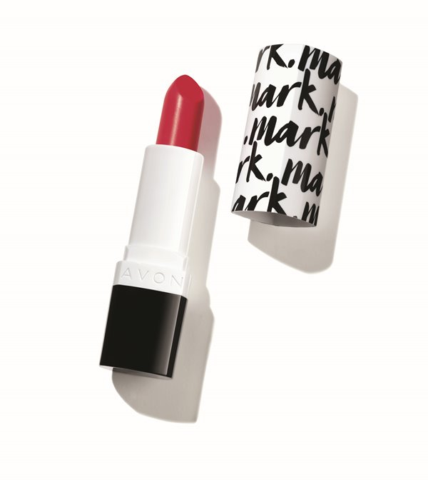 Femme fatale κόκκινα χείλη, με το lipstick ultra color, στην απόχρωση ruby shock.