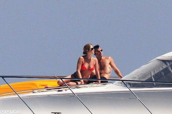 Jennifer-Justin-lounged-boat-during-vacation-Capri.jpg
