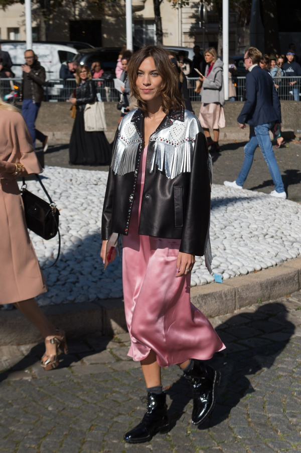 Με rock jacket πάνω από ένα θηλυκό και αιθέριο slip dress. 
