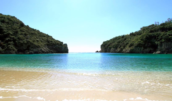 Καταπράσινη παραλία της Κέρκυρας με γαλάζια νερά