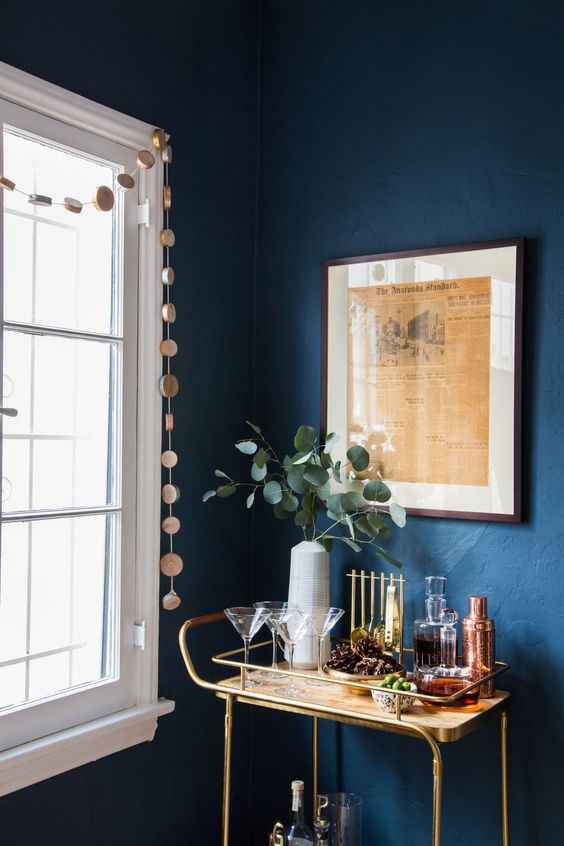 Χρησιμοποιείστε το ως το πιο στιλάτο bar cart στολίζοντας εκεί τα ποτά που μπορεί να έχετε στο σπίτι.