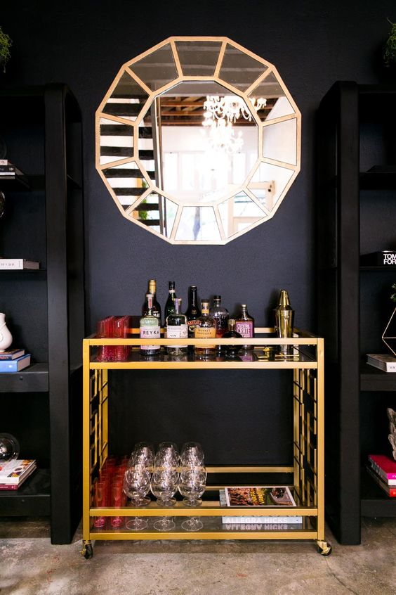 Χρησιμοποιείστε το ως το πιο στιλάτο bar cart στολίζοντας εκεί τα ποτά που μπορεί να έχετε στο σπίτι.