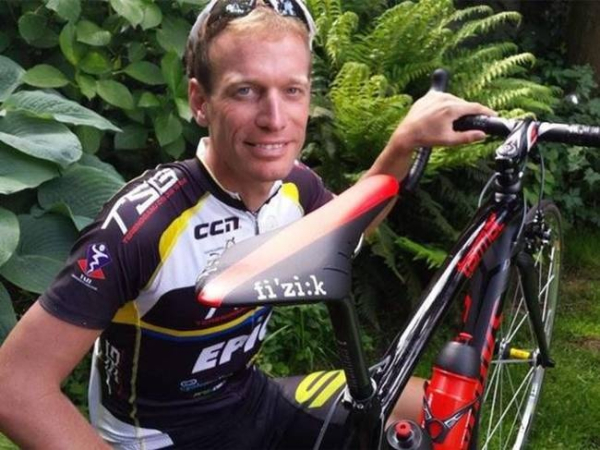 Ο Ολλανδός ποδηλάτης, Maarten de Jonge, έκανε δύο κρατήσεις με την αεροπορική της Μαλαισίας και μετά τις ακύρωσε. Ένα από τα αεροπλάνα εξαφανίστηκε στον Ινδικό Ωκεανό και το άλλο έπεσε το 2014.