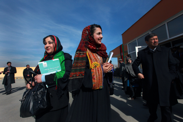 Γυναίκες-βουλευτές στην πρωτεύουσα του Αφγανιστάν, Καμπούλ. Η συμμετοχή των γυναικών στην πολιτική έχει θεμελιώδης σημασία στην ανάπτυξη της δημοκρατιάς.
Photo: UN Photo/Eric Kanalstein