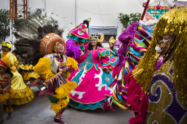 Στα βορειοανατολικά της Βραζιλίας οι γυναίκες χορεύουν ένα παραδοσιακό Αφρικάνικο χορό.
Photo: UN Women/Lianne Milton