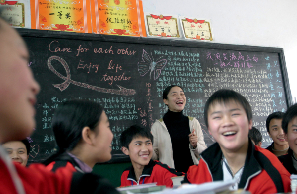 Στην Κίνα, μία εκπαιδευτικός ευαισθητοποιεί και ενημερώνει τους μαθητές της σχετικά με τον ιό HIV και το AIDS. Η εκπαίδευση έχει ζωτική σημασία για τον περιορισμό των ποσοστών μόλυνσης.
Photo: UNAIDS