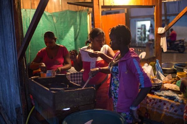 Στη νοτιοδυτική Κολομβία οι γυναίκες εργάζονται σε street food και ειδικεύονται στο τηγάνισμα του ψαριού.
Photo: UN Women/Ryan Brown